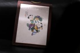 这起拍价够我们快递费和保价费吗？这应该是70年代末到80年代初的作品：仁和家兴！为了让您看到它的老旧程度，我连灰尘都没有擦就拍照了，擦出来发货，会非常漂亮！框是老鸡翅木！天然鸡翅木老花纹！应该是当年出口换外汇的库存，刚翻出来！应该是卖到台湾省、日本、韩国或新加坡的方向！把它放到了书房办公桌和茶室案几的侧墙上，太漂亮，倘若再设上灯光，那就更漂亮！当年价低入库，现在起拍价一定连这鸡翅木框的成本都不够！