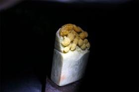 这件非常可收！不仅雕工极好，而且还和百度词条上的那个标本是一模一样的石相！都是银裹金旗石种！这是一件老少都喜欢的一件长方雕钮：包您代代有子，雕的是松鼠和串串花生，花生全带着苞壳皮！1、若是送给家老人，它的作品就是包您代代有子；2、若是送给孩子，它更是家喻户晓！因为孩子们自小就在一年级学过一篇课文《小松鼠找花生》，它寓含了深刻的思想教育价值；3、起拍价远不够雕工钱！太具有收藏价值了！巨重211克！