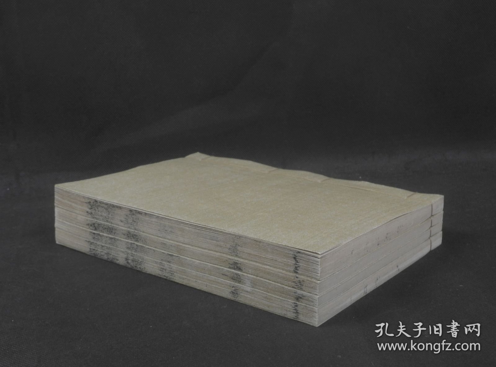 【重装加衬】清光绪精刻【女科要旨】4厚册全，陈修园撰。全书共四卷，卷一论调经、种子；卷二论胎前；卷三论产后；卷四论杂病、外科。书中就上述妇产科及常见外科病证作了详细的论述。讲解病机简明透彻，所选附方切于实用，可作为学习中医妇科的参考书。治妇人之疾,探本溯源,会通诸家,择善以从,简切堪用。兹不揣冒昧,聊作粗浅评述如次: 调脾胃雅俗共赏 妇人以血为本,_血之生化在脾胃,故历代女科著述,莫不重视脾胃