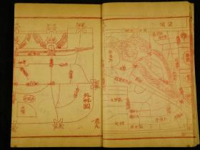 【珍本版画古籍】清光绪朱墨双色木刻【宸垣识略】一函原装8厚册十六卷全。前有木刻红印北京城山水古迹版画40面。探讨北京城墙、城门、古建筑的保护等。全书记载北京史地沿革和名胜古迹。建置、皇宫大内、皇城、内城、外城、苑囿、郊区。坊巷街道、戏院茶馆寺观、名胜古迹、衙署府邸、名人故居、州县会馆等事事皆详细。有极高的史料价值 ，文字插图均刊刻精良。