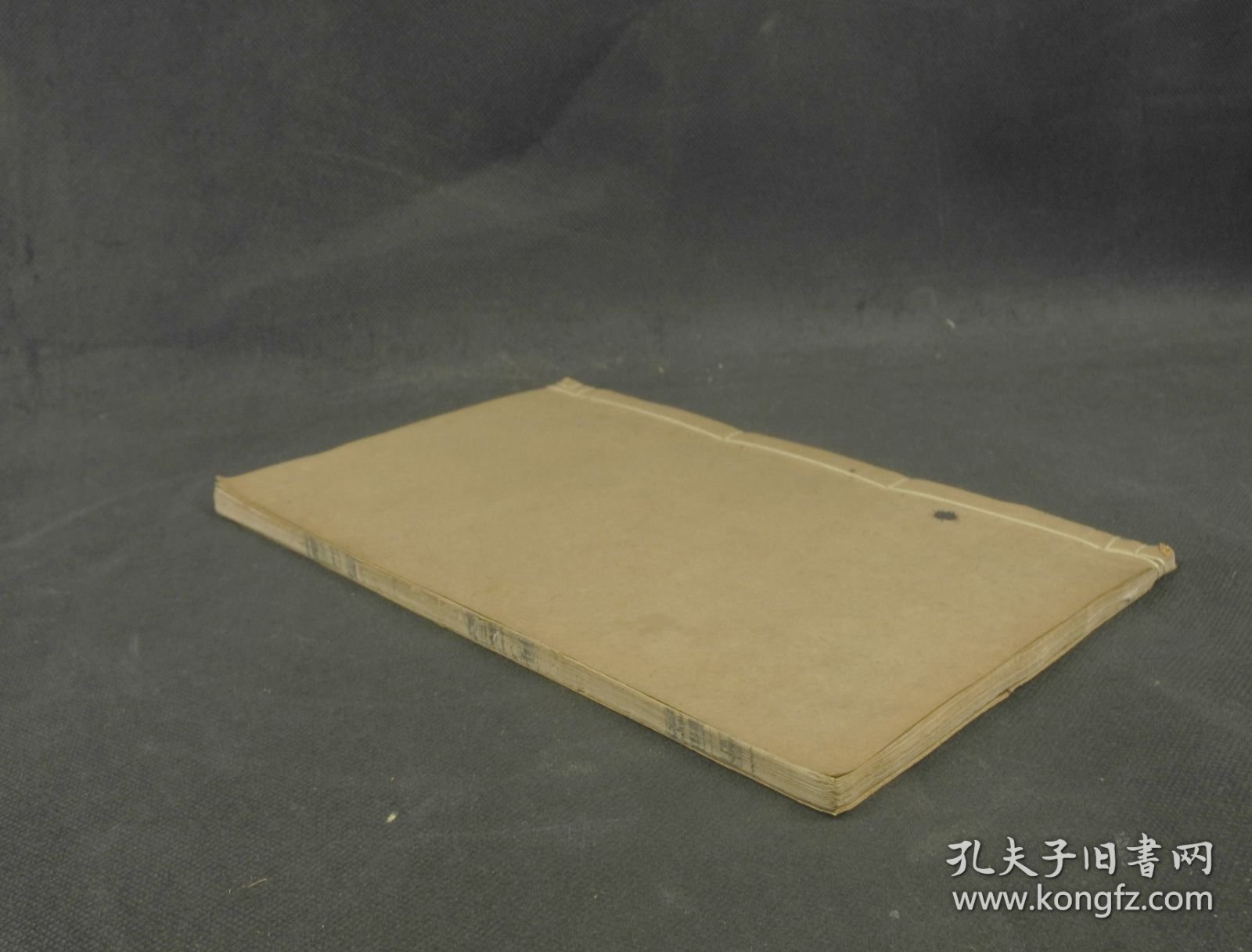 手抄本【春秋左传注疏】卷41，一厚册全。全书为精工缮写于版心带有“汲古阁”字样格纸之上，可能为正式出版前誉清写样校对本，字大如钱，字体大气古朴，玄弘不避讳。极其珍贵。开本宏阔，25.5×16cm,一流品相