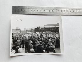 老照片：英国群众示威反对转嫁危机   【1976年2月新华社 稿】