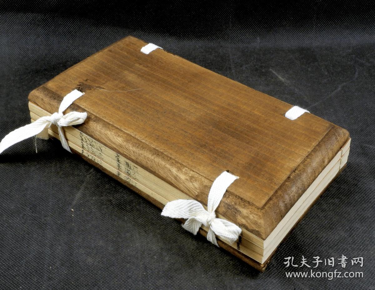 【重装加衬】清光绪甲午湖南艺文书局刻本【人物志】精刻精印珍贵古籍一夹板三厚册全套.字迹清晰。墨色滋润。字体古朴大气。系统品鉴人物的纵横家著作.是研究魏晋学术思想的重要文献，对于甄别人才，刘劭进而提出「八观」、「五视」等途径。「八观」由人的行为举止、情感反应、心理变化由表象而深至内里，反覆察识。「五视」则在居、达、富、穷、贫特定情境中，考察人的品行。有极大的收藏价值和研究价值 。