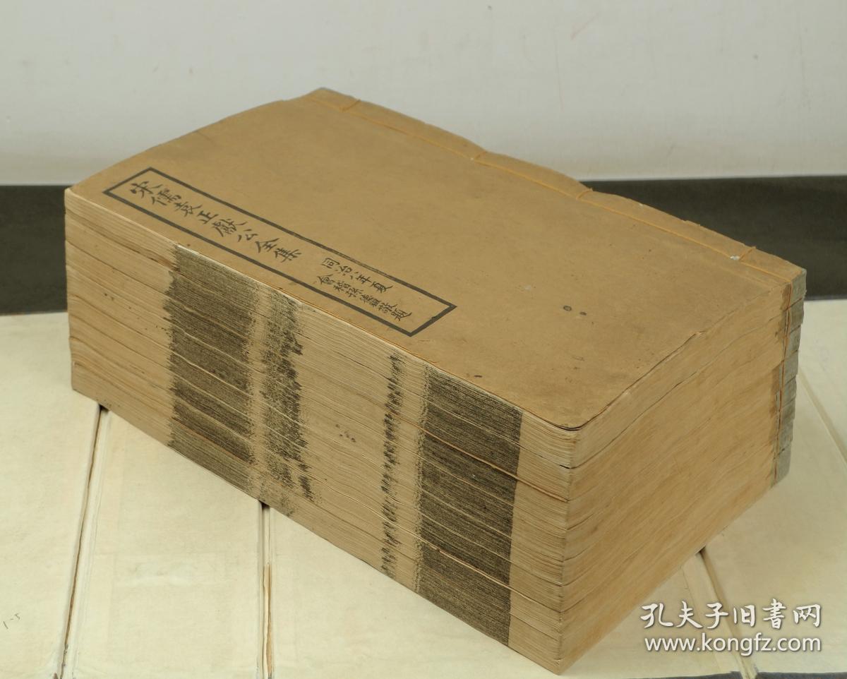 【朱印累累】清同治四明袁氏进修堂刊本【御题絜斋集】24卷《宋儒袁正献公从祀录》六卷，原装一函八厚册全套。红色龙纹牌记，书首“御制题袁燮絜斋集六韵”为红印，是书内收作者奏疏、策问、杂著、题跋、行状、志铭、祭文、古体诗、近体诗等作品，后附《袁正献公從祀录》六卷。袁燮，字和叔，庆元府鄞县(今浙江宁波)人。宋朝政治人物、教育家、哲学家，学者称其为“絜斋先生”，与姚焕、王磷、张简并称为“明州淳熙四先生”