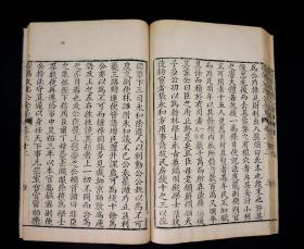 清乾隆孝思堂精写刻【欧阳文忠公全集】原装22巨厚册一套全。首1卷，正文153卷，附录5卷，宋代文坛领袖欧阳修全集，巨厚大本30厘米X20，单册厚度近2厘米，通篇手写上版，字体粗犷苍劲，古朴大气，覆刻元代版本，字大如钱。初刻初印，字迹清晰，有一幅欧阳修精美绣像。欧阳修的诗词文章、金石碑刻、收藏鉴赏、书信奏议皆收录。为最完善之全集，展卷古雅大气，磅礴雄壮之感。开本如此之大为首次现世，藏书章朱印累累。