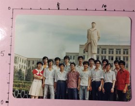 【老照片专场】1811-3 九十年代大连理工大学学生合影 12公分*9公分，带毛主席头像