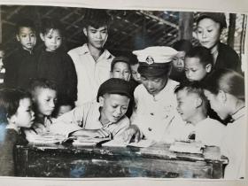 同一来源：军旅摄影家 吴国慧 1953年摄影作品《人民海军和渔民儿童》一张（此件为参加1953年度全军摄影作品）HXTX334306