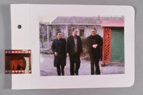 【同一来源】1985年 香港原天主教枢机主教胡振中访问北京 与傅铁山（中）等合影 一张 带底片一枚 HXTX261868