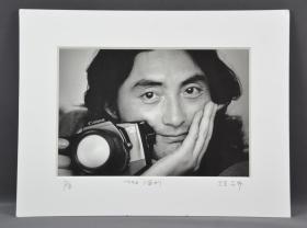【影像书屋】1994年，世界著名摄影大师 马克•吕布 ，在深圳拍摄，中国最好的人像摄影师 肖全，大幅肖像黑白老照片一张，有肖全签名，30*21厘米，《我们这一代》画册封面