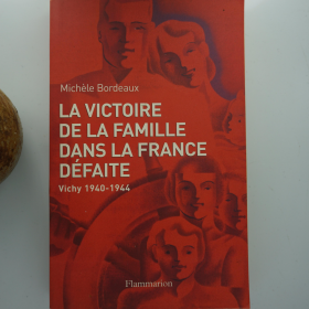 《战败的法国中胜利的家庭（La Victoire de la famille dans la France défaite : Vichy 1940-1944）》德占时期法国史 二战史 维希政府 平装本 2002年