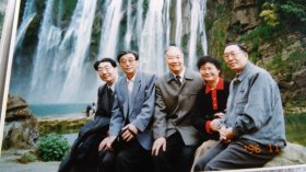 原北京大学党委书记王学珍早期背面带题跋合影照片8张。