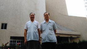 原北京大学党委书记王学珍旧藏1993年与罗荣渠（北京大学教授、著名历史学家）教授合影照片，背面带题跋。