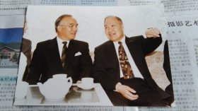 原北京大学党委书记王学珍旧藏1996年与谷牧副总理合影照片。