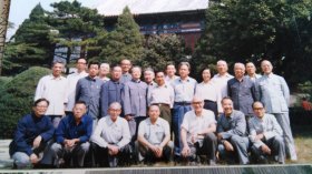 原北京大学党委书记王学珍早期与王效挺等合影照片4张，其中一张背面带题跋。