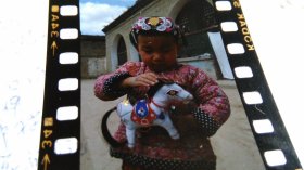 早期陕北女孩玩玩具马等漂亮的彩色翻转底片2张，附某人信札一页。