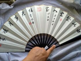 （本店为答谢新老书友，本商品特价， 快递包邮）。由此登堂入室，任君步月凌云(这是前清为宫廷大内制鞋的北京内联升的对联，此联的寓意吉祥美好)北京书家精品力作。书写在10寸上大漆大扇骨洒金书法成扇上，八十年代陈墨书写。