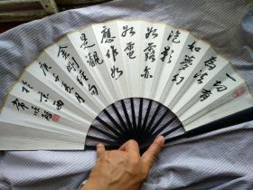 （本店为答谢新老书友，本商品特价， 快递包邮）。一切有为法，如梦幻泡影，如露亦如电，应作如是观——金刚经经典名句。书写在八十年代10寸竹上大漆大扇骨，洒金书法成扇上(如图老扇面有旧斑）。八十年代陈墨书写。