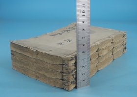 墨笔批校】清代刻本【诗经喈凤详解】原装4厚册八卷一套全，文中多处墨笔批校，字体漂亮，甚是珍贵，是书首镌牌记，三截楼版式，下镌《诗经释传》，中为《诗经喈凤详解》，上镌《备旨》，首附《图说》，收图众多，刻印精细。诗经是最早的一部诗歌总集，内容丰富，反映了劳动与爱情、战争与徭役、压迫与反抗、风俗与婚姻、祭祖与宴会，甚至天象、地貌等方方面面，是周代社会生活的一面镜子。