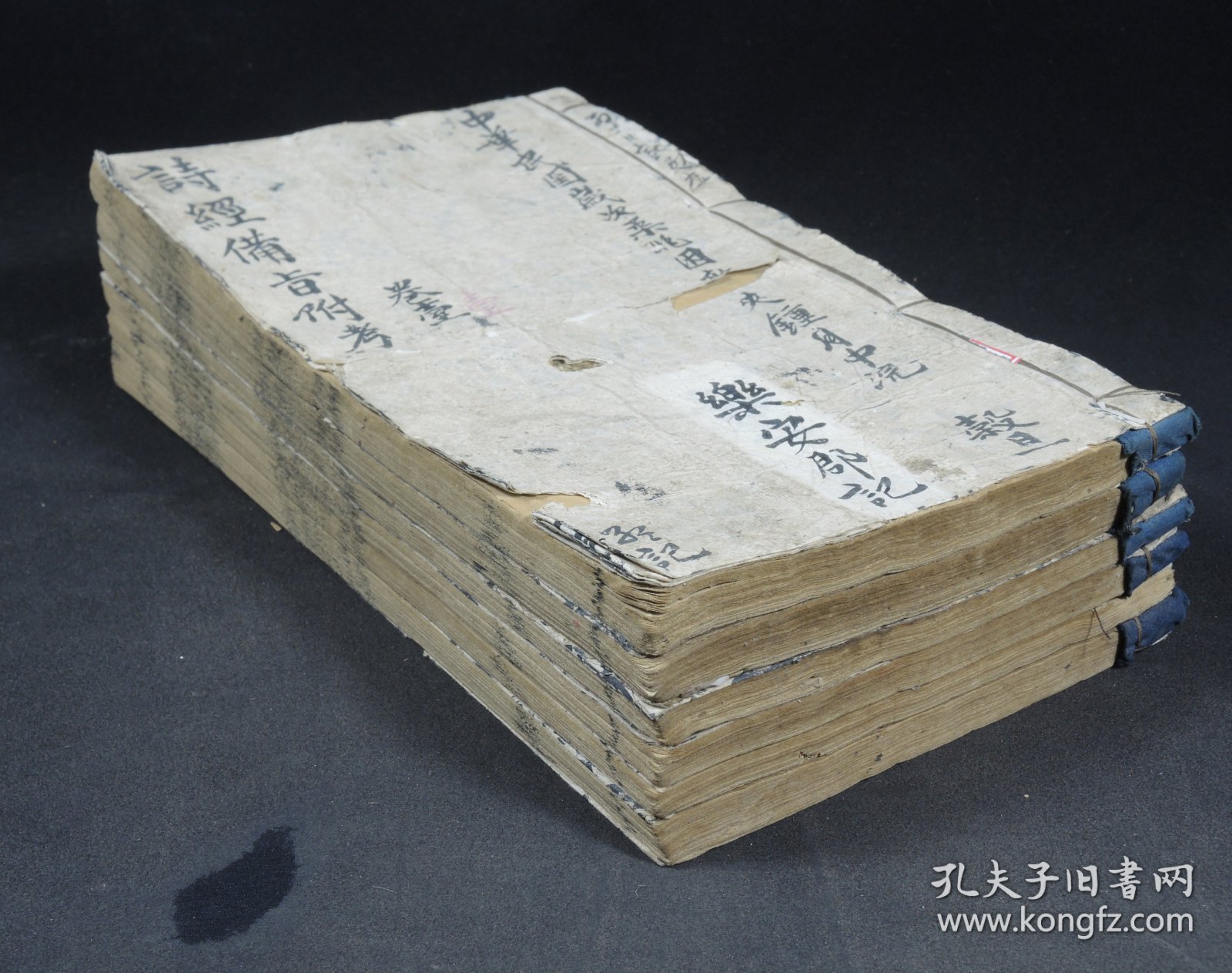 点击查看原图 民国澹雅书局刻本《诗经备旨》原装6册8卷全套,诗经是最早的一部诗歌总集,《诗经》内容丰富,反映了劳动与爱情、战争与徭役、压迫与反抗、风俗与婚姻、祭祖与宴会,甚至天象、地貌、动物、植物等方方面面,是周代社会生活的一面镜子。阅读收藏之佳品。