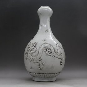 清代  白釉雕刻龙纹蒜头瓶（高39CM）