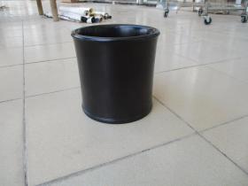 小叶紫檀笔筒，一件，直径17cm高17cm，重近3斤，品好如图.。