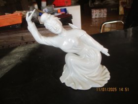德化白瓷器，人物舞女，底长11cm13cm高18cm，品好如图。