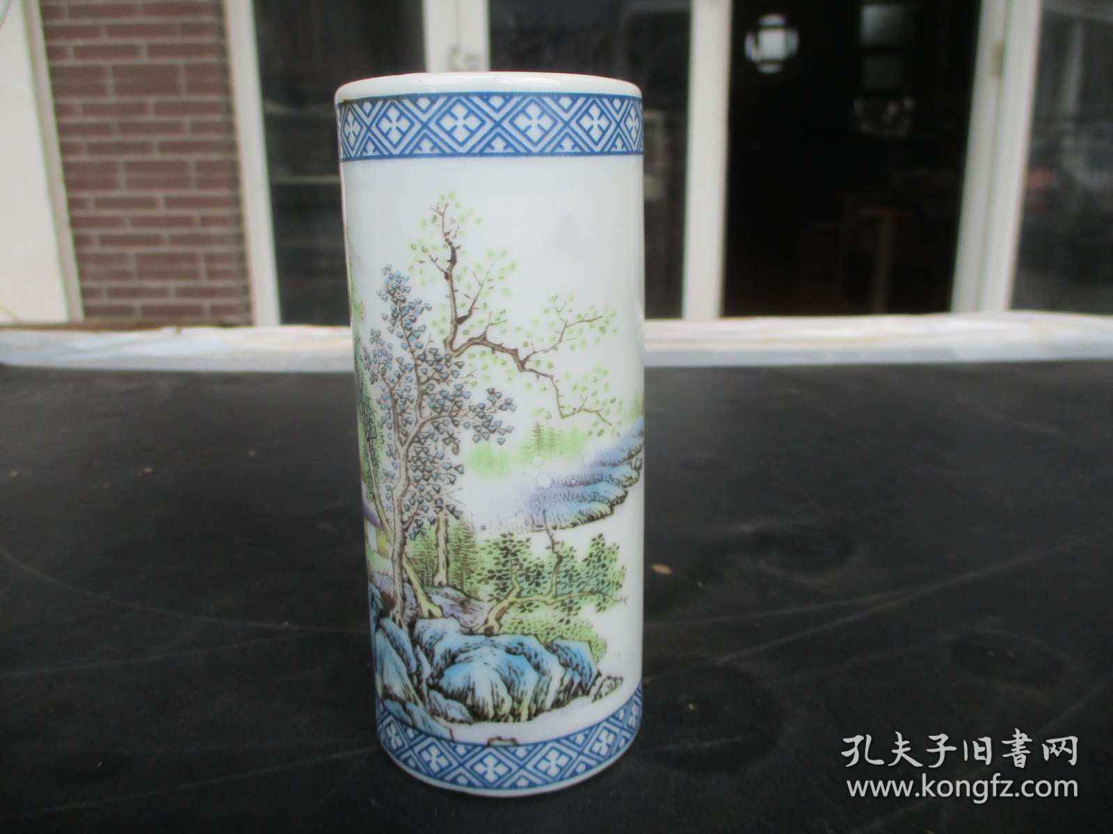 清朝瓷器，山水笔筒，底长5.5cm5.5cm高12cm，品好如图。