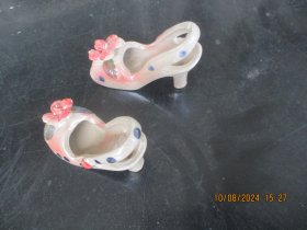 瓷器，美女鞋一双，长9cm3cm，高6cm，品好如图。
