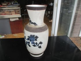 老瓷器，青花瓶，底长14cm14高43cm，重9斤多，品好以图为准。