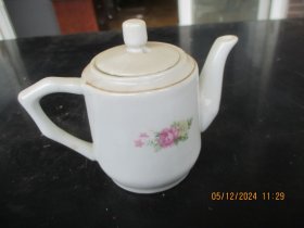 瓷器茶壶，底直径6cm高平口8cm，品好如图。
