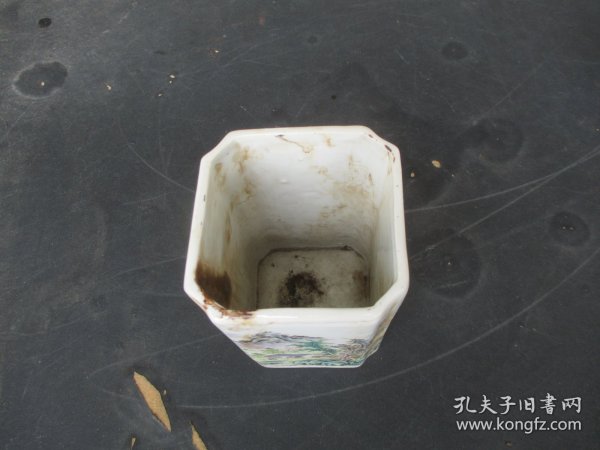 清朝瓷器，山水笔筒，底长7.5cm7.5cm高12cm，品好如图。