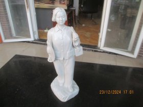 70年代，德化瓷器人物，赤脚医生，底长11cm10.5cm高36cm，重近3斤，品好如图。