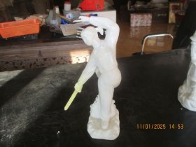 德化白瓷器，美女舞剑，底长7cm8cm高25cm，品好如图。
