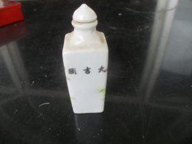 瓷器，书房用品，鼻烟壶，底长2.5cm2.5cm高8cm，品好如图。