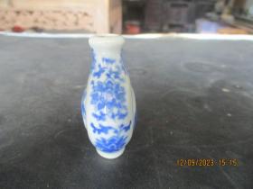 瓷器，民国青花人物瓷鼻烟壶。底长1.6cm3cm，高6cm，品好如图。