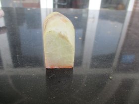 寿山石，石印章，底长2.8cm2cm高5.2cm，品好如图。