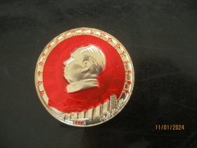 1968年，品好毛主席像章一梅，皖，梅山，长4.3cm4.3cm，品好如图。