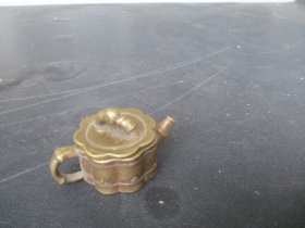 清朝铜器，水滴，底长3cm3cm，高2cm，品以图为准。