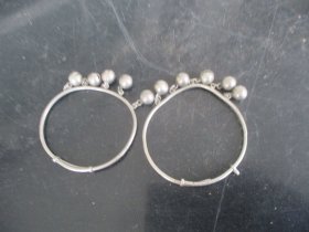 老银手镯一对，直径5.5cm，品好如图。