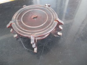 红木底座，直径15cm高9cm，品好如图。
