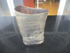 清朝，角雕风景大笔筒，底长11.5cm6cm高19cm，品好如图。