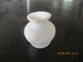 瓷器，小白瓷花瓶，底直径2cm2cm高3.2cm，品好如图。