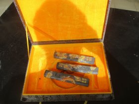 老墨3根，直径2.5cm高15.5cm，带锦章盒，品好如图。