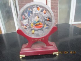 纪念币，带有木底，直径13cm，厚2cm，重2斤多，品好如图。