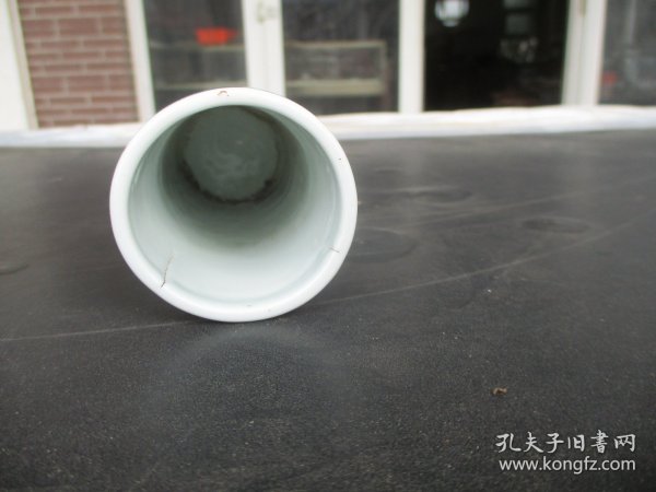 清朝瓷器，山水笔筒，底长5.5cm5.5cm高12cm，品好如图。