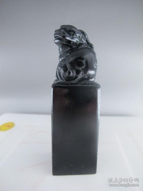 新品特价！收藏精品  煤精石古兽大印章7649，纯天然冻石，产量少，较名贵，不多见，入手凝润细结，肉质细腻紧实，质地细密，质轻坚韧，黝黑发亮，光泽极强，手感质地极佳，精致，非常大气上佳相！是收藏馈赠佳品。