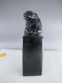 新品特价！收藏精品  煤精石古兽大印章7649，纯天然冻石，产量少，较名贵，不多见，入手凝润细结，肉质细腻紧实，质地细密，质轻坚韧，黝黑发亮，光泽极强，手感质地极佳，精致，非常大气上佳相！是收藏馈赠佳品。