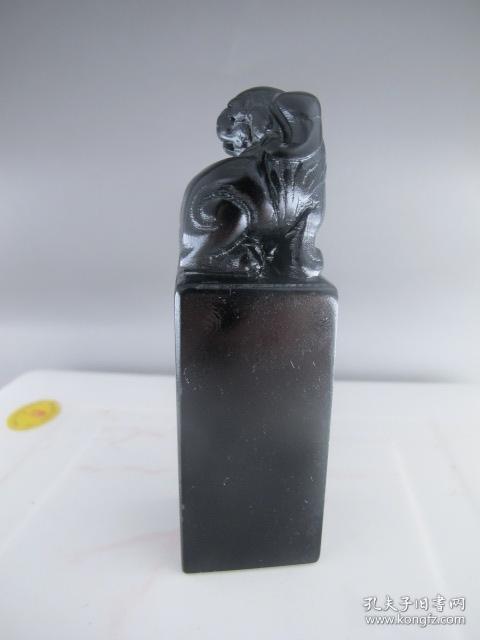 新品特价！收藏精品  煤精石古兽大印章7649，纯天然冻石，产量少，较名贵，不多见，入手凝润细结，肉质细腻紧实，质地细密，质轻坚韧，黝黑发亮，光泽极强，手感质地极佳，精致，非常大气上佳相！是收藏馈赠佳品。