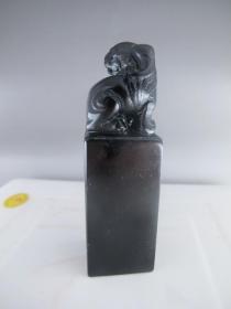 新品特价！收藏精品  煤精石古兽大印章7649，纯天然冻石，产量少，较名贵，不多见，入手凝润细结，肉质细腻紧实，质地细密，质轻坚韧，黝黑发亮，光泽极强，手感质地极佳，精致，非常大气上佳相！是收藏馈赠佳品。