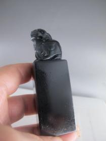 新品特价！收藏精品  煤精石古兽大印章7649，纯天然冻石，产量少，较名贵，不多见，入手凝润细结，肉质细腻紧实，质地细密，质轻坚韧，黝黑发亮，光泽极强，手感质地极佳，精致，非常大气上佳相！是收藏馈赠佳品。